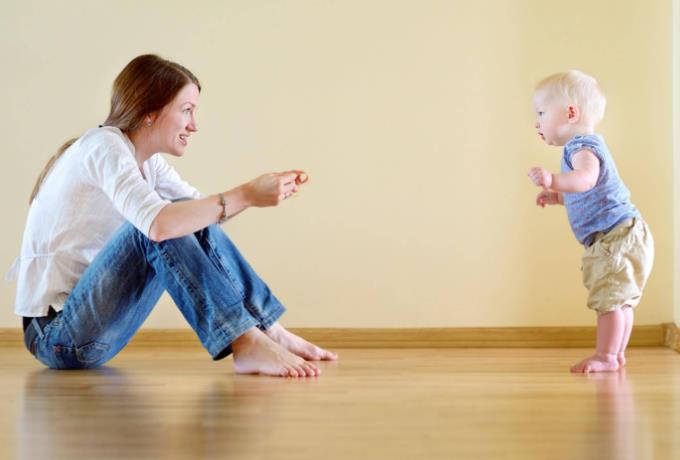 11个月的宝宝学走路是否太早?哪些信号提示宝宝可以学习走路-有孕帮