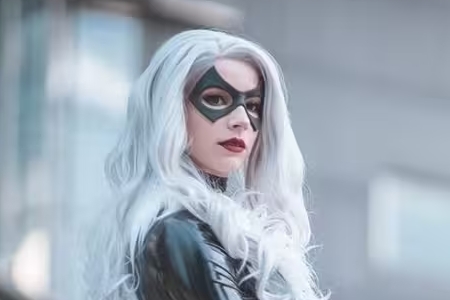 ​​Enji Night（Anna Redei）