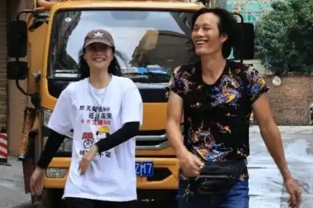 黄文静（月入5万女生辞职后陪父掏粪）